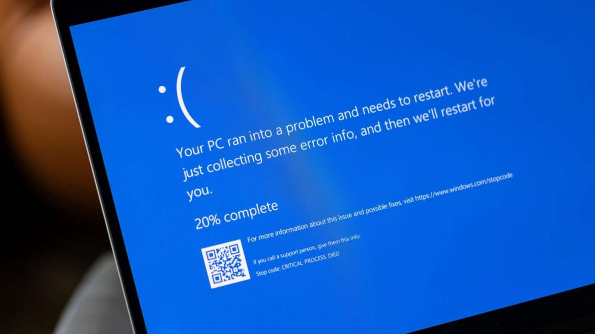 A clássica tela azul da morte do Windows com o ":(" em destaque, e uma faixa vermelha indicando sua aposentadoria após 40 anos pela Microsoft, simbolizando o fim de uma era de erros de sistema.