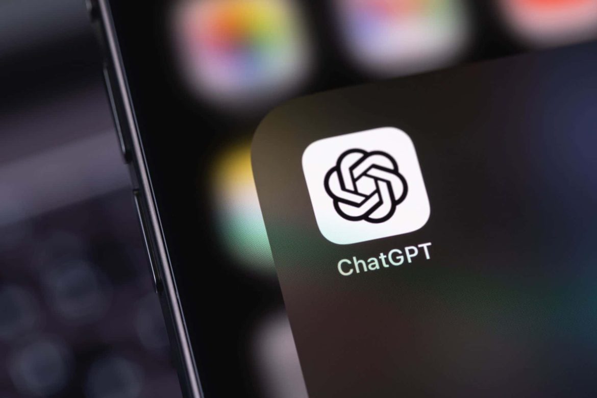 Comparação entre um prompt vago que gera respostas genéricas do ChatGPT e um prompt estruturado que gera resultados brilhantes.