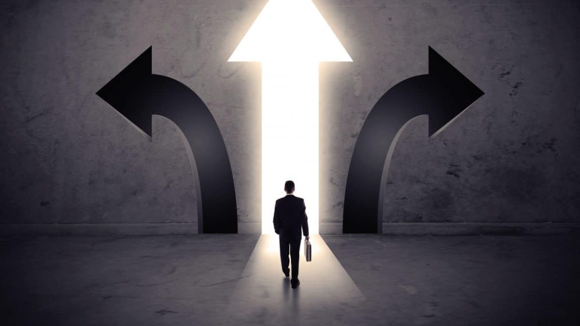 Uma pessoa usando um computador onde uma interface de IA sugere textos para um botão de Call to Action (CTA), com ícones de psicologia (cérebro, coração) ao redor, simbolizando a criação de CTAs com base na psicologia da decisão.