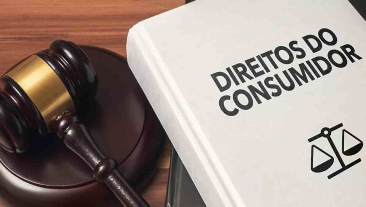 Um advogado sorri em frente a um dashboard em seu computador, que exibe diversos casos de direito do consumidor sendo gerenciados por um sistema de IA, com status de "petição gerada" e "notificação enviada".