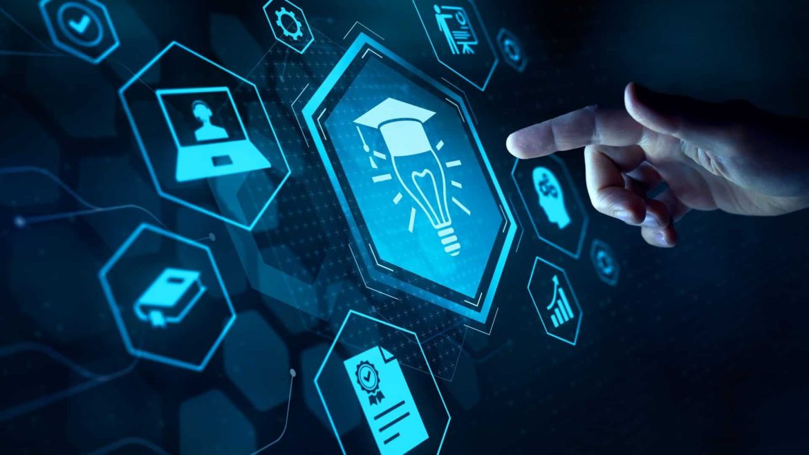 Um(a) empreendedor(a) sorri, olhando para a estrutura de um curso online completo em seu computador, que foi gerada rapidamente por um prompt de IA, simbolizando a criação de um produto de R$997 em minutos.