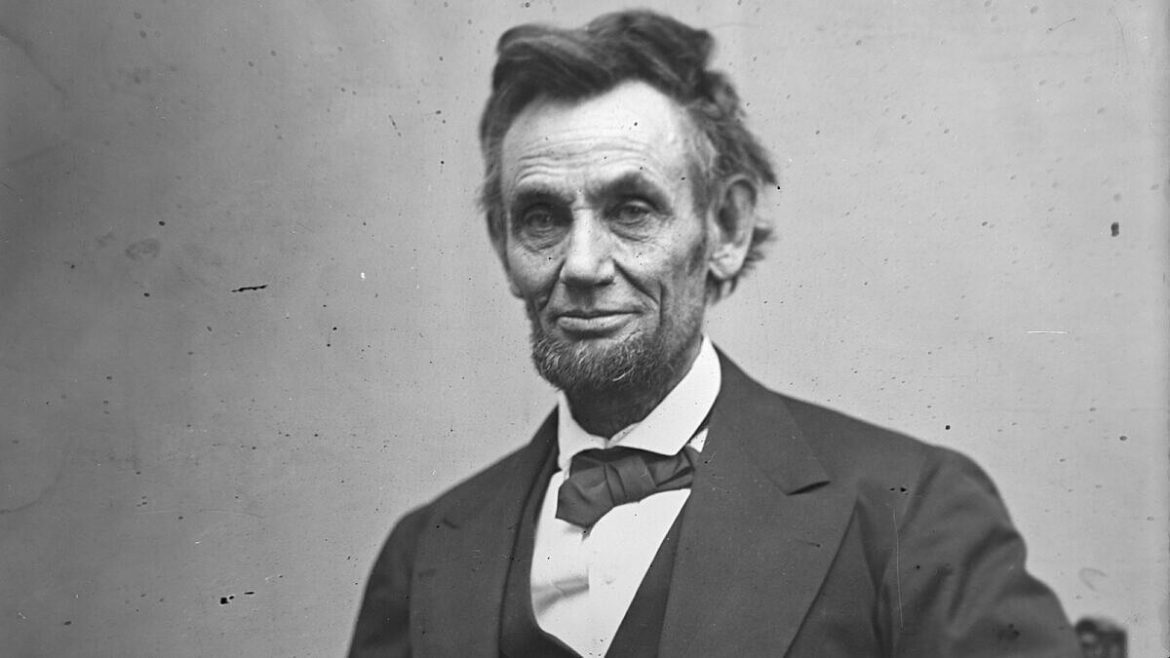 Ilustração conceitual mostrando a silhueta de Abraham Lincoln de um lado e um cérebro digital do outro, com linhas de luz conectando os dois, simbolizando a união da sabedoria histórica e da IA para unir o que está dividido.