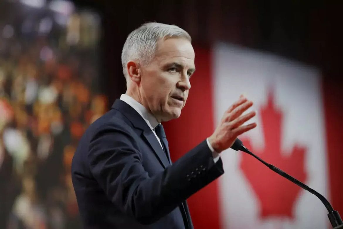 Mark Carney, ex-banqueiro e novo primeiro-ministro do Canadá, celebra vitória eleitoral ao lado de apoiadores em Ottawa, abril de 2025.