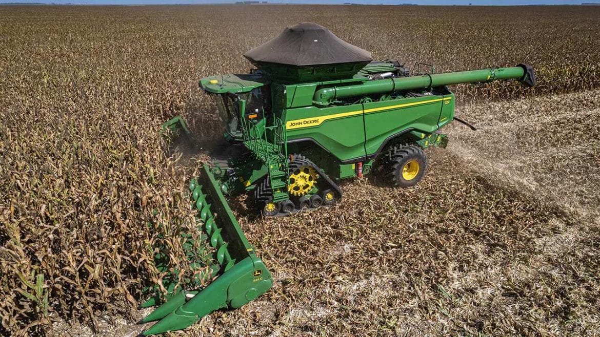 Colheitadeira moderna em plantação, tecnologia agrícola na Agrishow 2025.