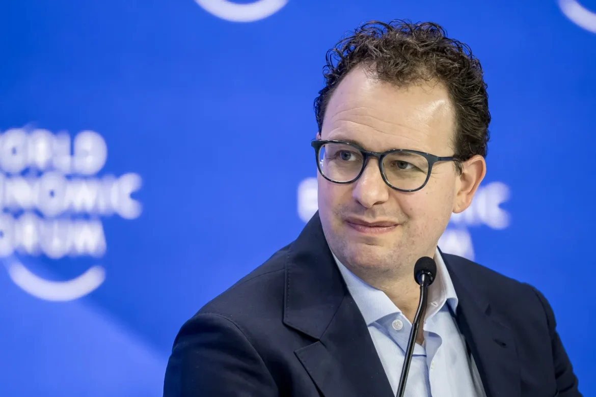 CEO da Anthropic em entrevista alertando para ameaça da IA aos empregos de colarinho branco.