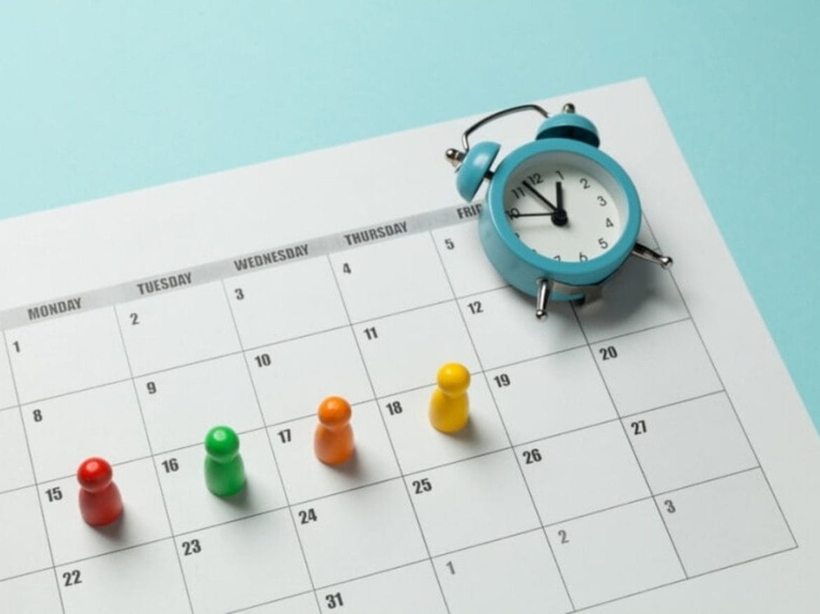 Empresas brasileiras testam semana de 4 dias e relatam ganhos em produtividade e saúde mental. Veja desafios, benefícios e tendências para o futuro do trabalho no Brasil.