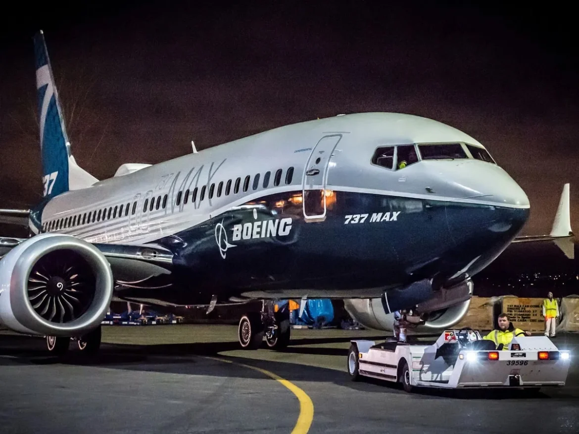 Avião da Boeing decolando, bandeiras da China e EUA ao fundo, simbolizando acordo comercial e retomada de negócios globais.