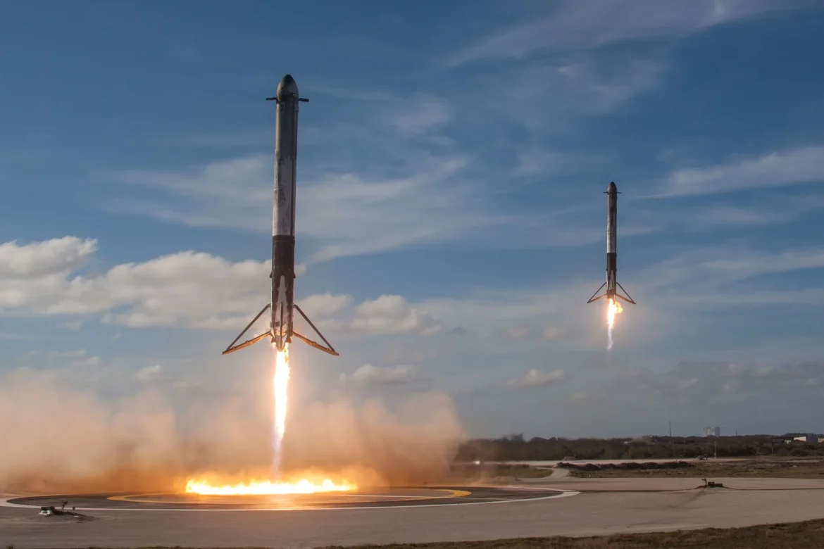 Starship da SpaceX se desintegrando durante reentrada após atingir a órbita em 2025.