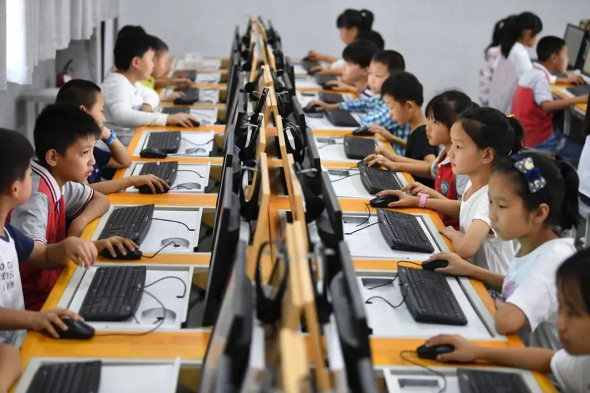 Estudantes chineses em uniforme escolar durante o Gaokao, referência à suspensão de IA nos exames em 2025.
