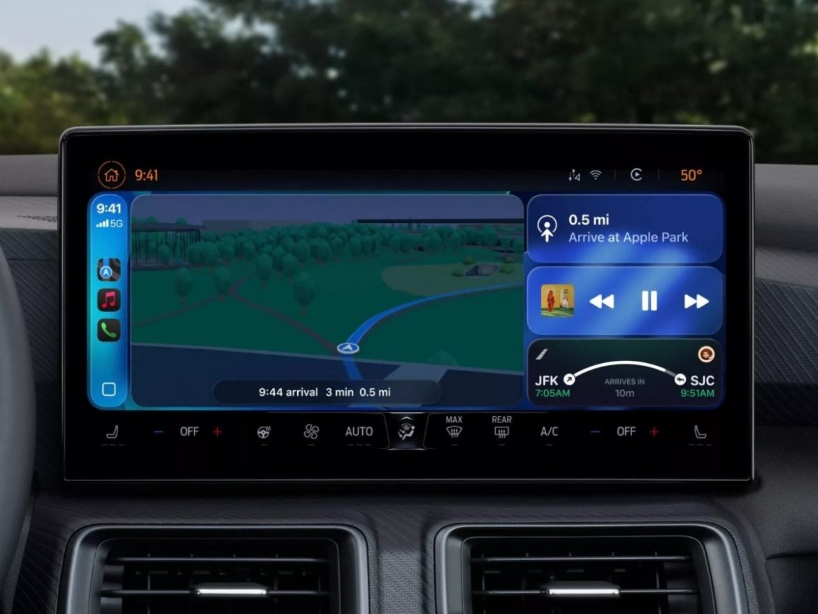 Painel de carro com CarPlay exibindo mapas, música e vídeo, referência à nova função do iOS 26