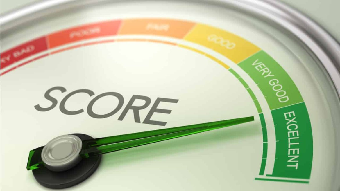 Ilustração de como a Inteligência Artificial analisa o score de crédito de uma pessoa e sugere os próximos passos, simbolizando a melhoria da pontuação e o acesso a novas oportunidades financeiras.