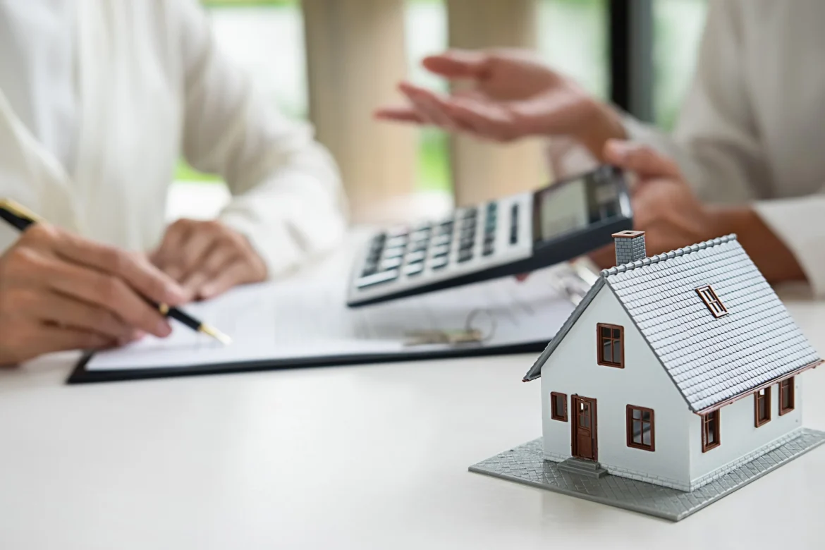 Casal usando um tablet para simular um financiamento imobiliário com IA e encontrar a melhor taxa de juros do mercado.