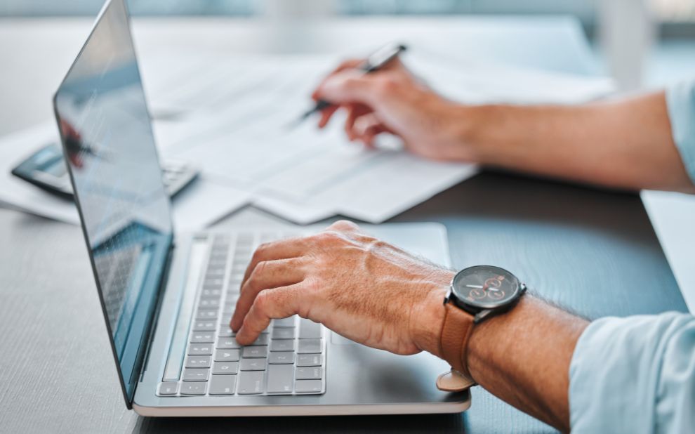 Interface de computador exibindo gráficos financeiros com superposições de elementos de inteligência artificial, como um cérebro digital ou linhas de código, simbolizando a adoção massiva de IA no setor financeiro e a ascensão de agentes autônomos.
