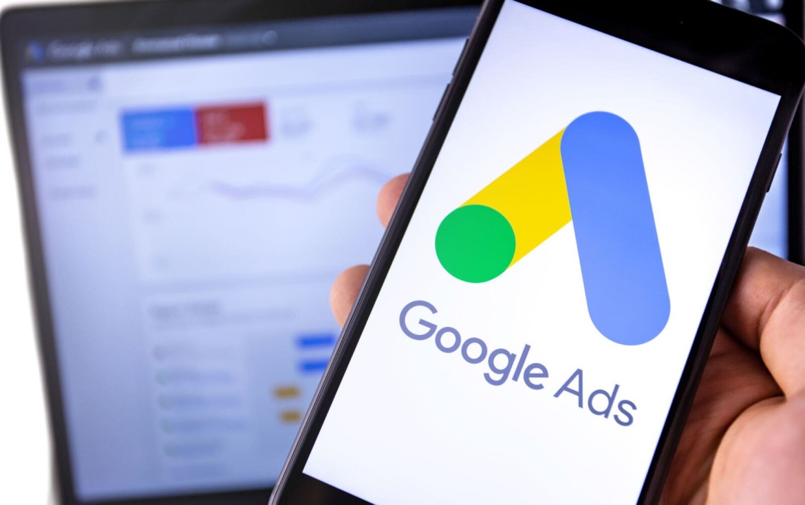Logotipo do Google em um fundo azul, com um gráfico de tráfego de site em declínio e símbolos de dinheiro flutuando, representando o Offerwall como uma solução para criadores após a queda de tráfego devido à IA na busca.