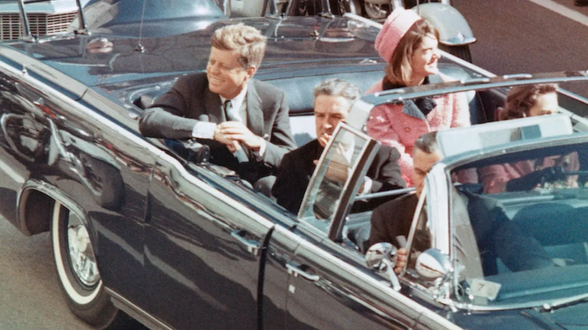 Cena histórica do carro de JFK em Dallas, referência à desclassificação de arquivos com IA