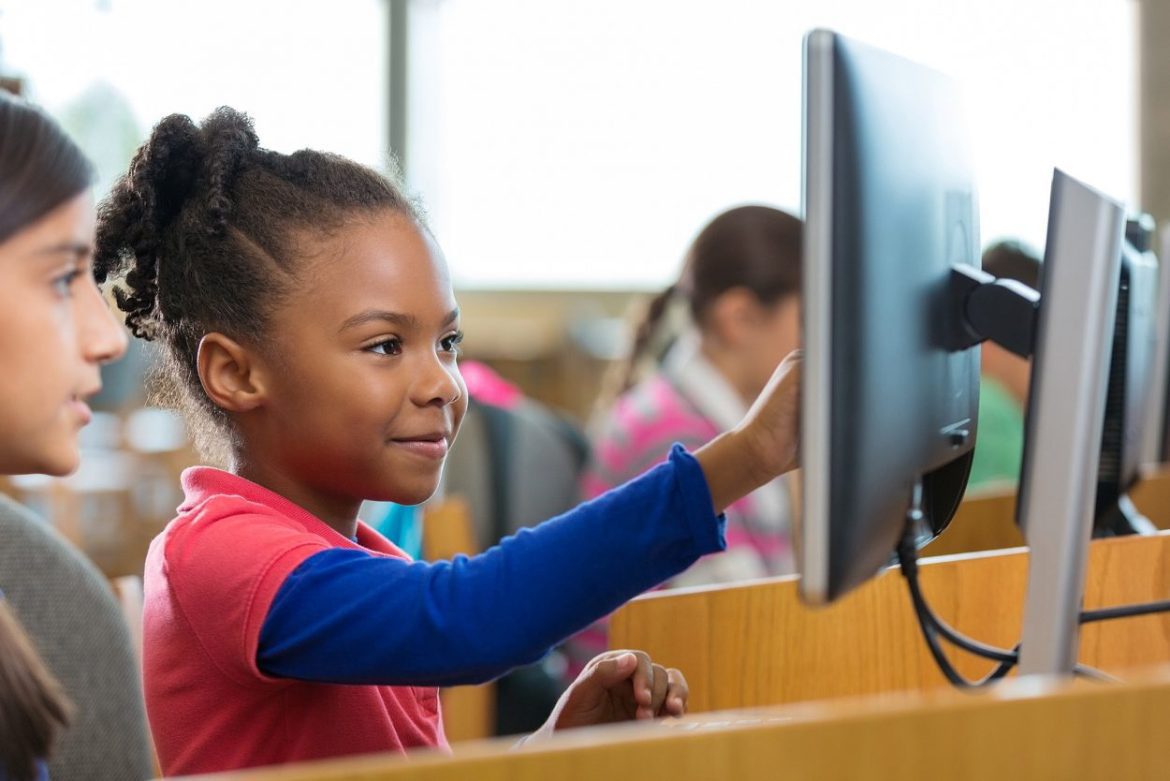 Alunos e professor em uma escola pública criando um laboratório de IA com custo zero, usando criatividade, colaboração e ferramentas gratuitas.