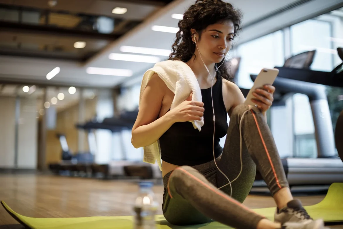 Pessoa usando um guia de IA para treino e dieta em seu celular para criar um plano de exercícios e um cardápio saudável.