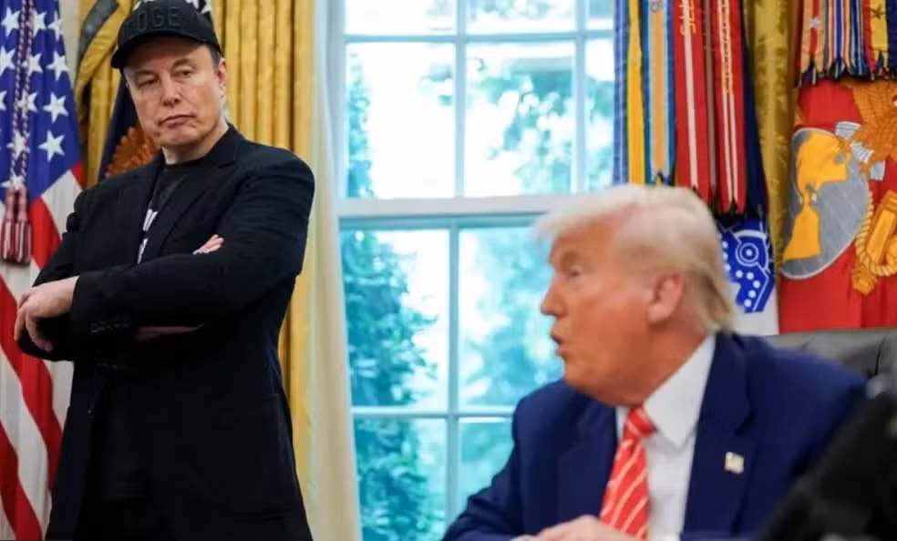 Montagem de Elon Musk e Donald Trump em clima de tensão e disputa política em 2025.