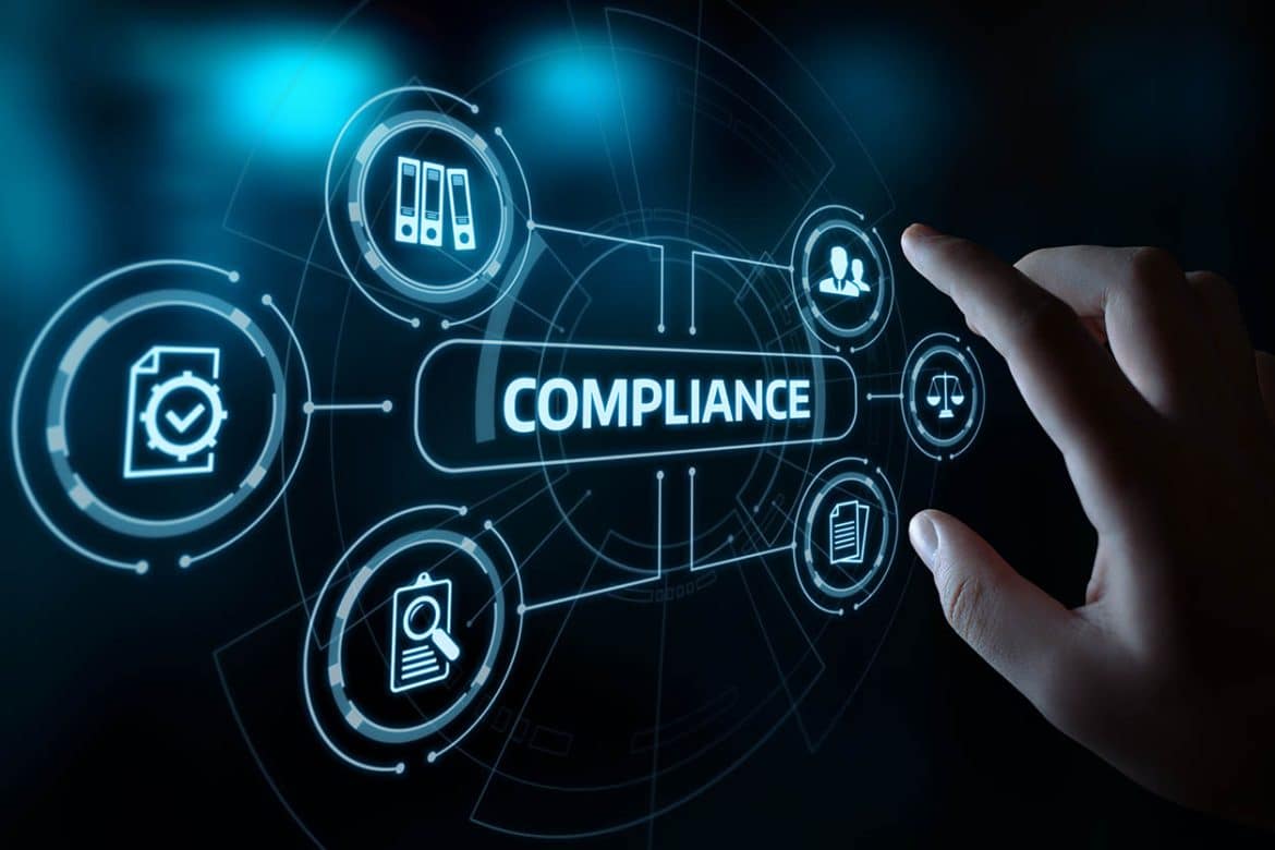 Close-up de um advogado analisando um dashboard de IA com gráficos de risco de compliance jurídico em um tablet, ilustrando o uso de tecnologia no direito para otimizar processos.
