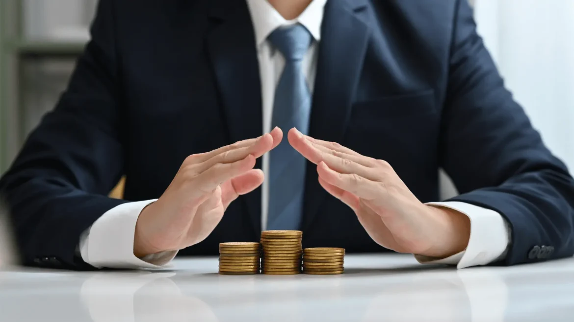 Uma pessoa com expressão de alívio usa um notebook que exibe um plano de emergência financeira claro e organizado, com um ícone de IA, simbolizando a retomada do controle financeiro.