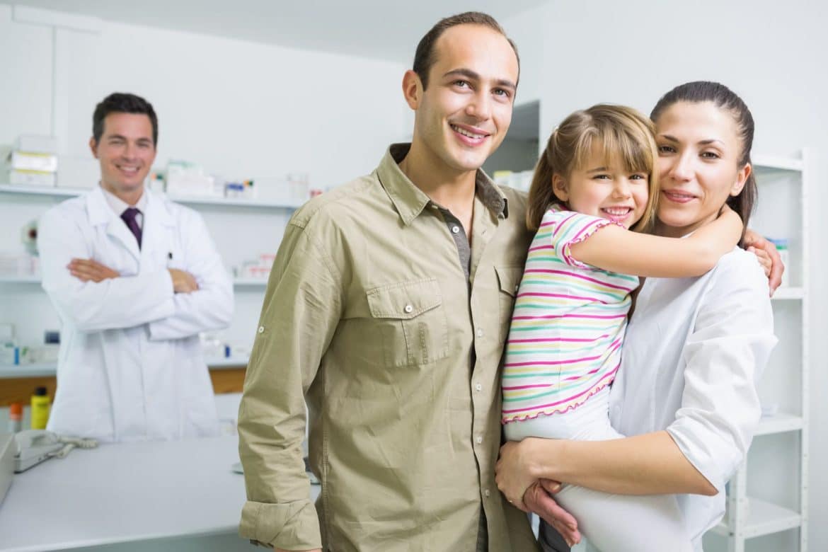 Uma família feliz (pai, mãe e dois filhos) está abraçada e sorrindo, envolta por um escudo azul brilhante que simboliza a proteção do melhor plano de saúde, escolhido com ajuda da IA.
