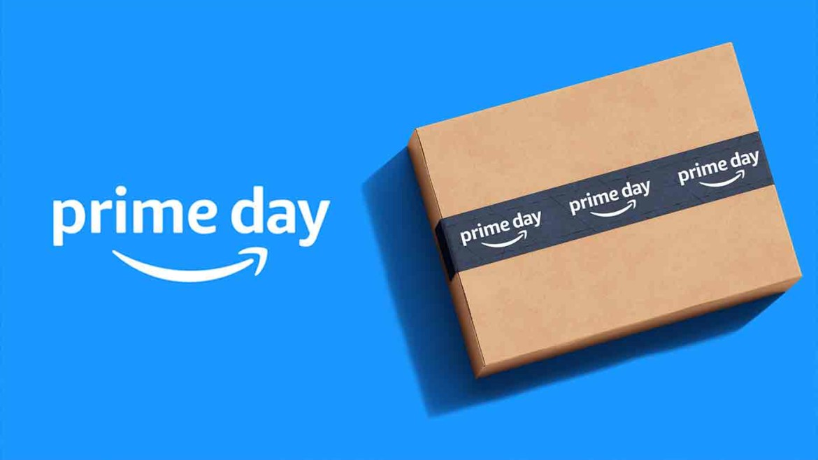 Uma pessoa sorri enquanto olha para uma tela de celular que mostra as "7 Melhores Ofertas do Prime Day", com uma interface de IA ajudando na decisão, simbolizando uma compra inteligente.