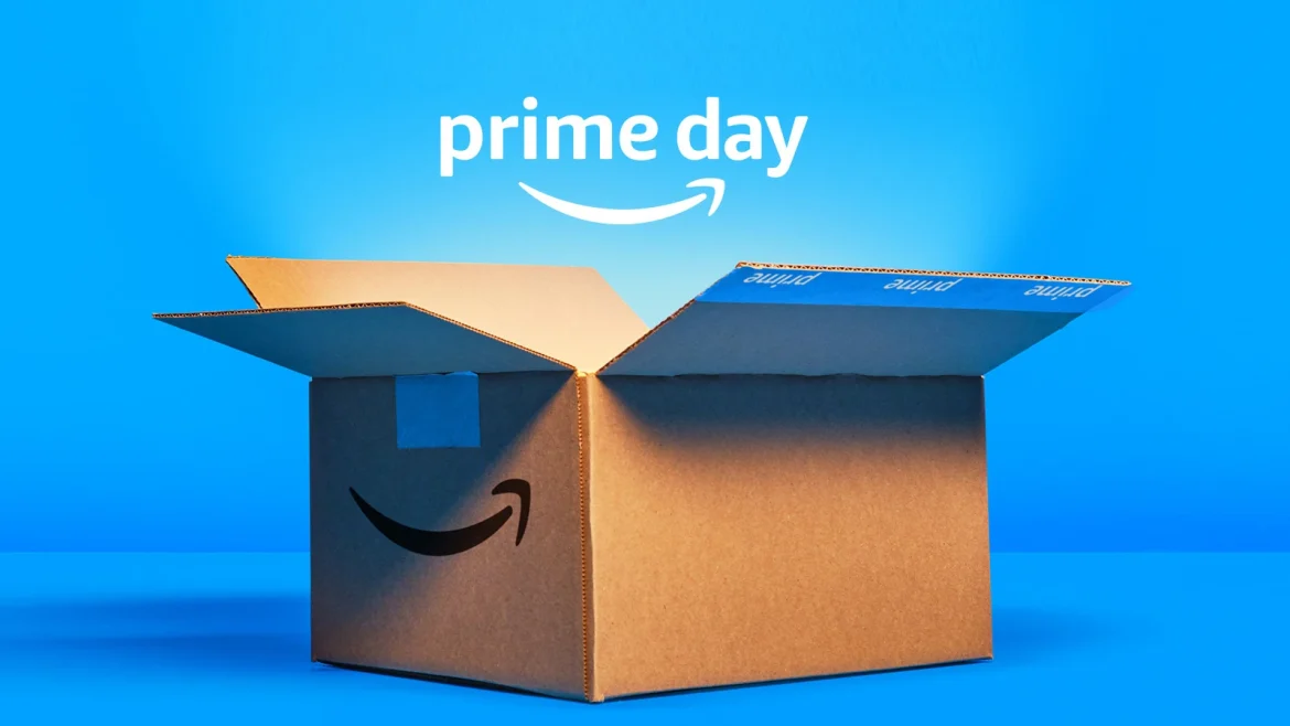 Uma pessoa segura um celular, onde uma interface de IA conversacional a ajuda a escolher produtos em um site de e-commerce com o logo do Prime Day, simbolizando o tráfego de IA generativa nas compras.