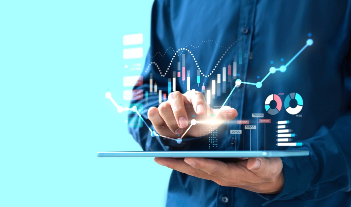 Infográfico mostrando os 4 passos para criar uma IA pessoal de finanças: centralizar dados, escolher plataforma de automação, conectar as ferramentas e definir as regras com um prompt.