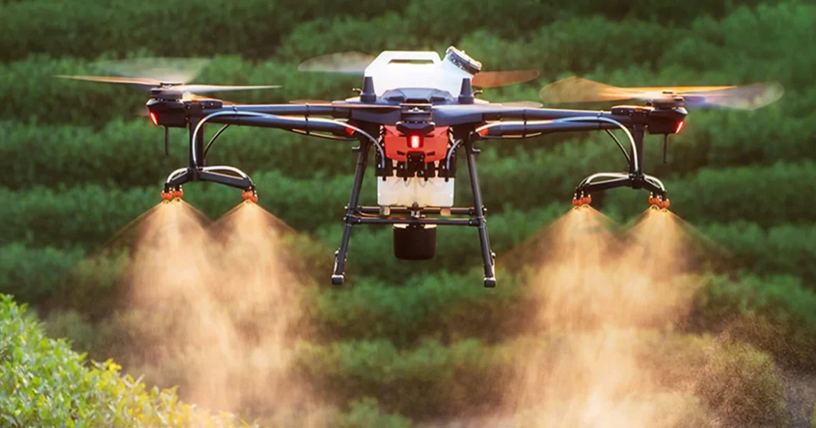 Um drone sobrevoa uma vasta lavoura verde e, em uma sobreposição gráfica, uma interface de IA analisa os dados da plantação, simbolizando o uso de IA e drones na agricultura.