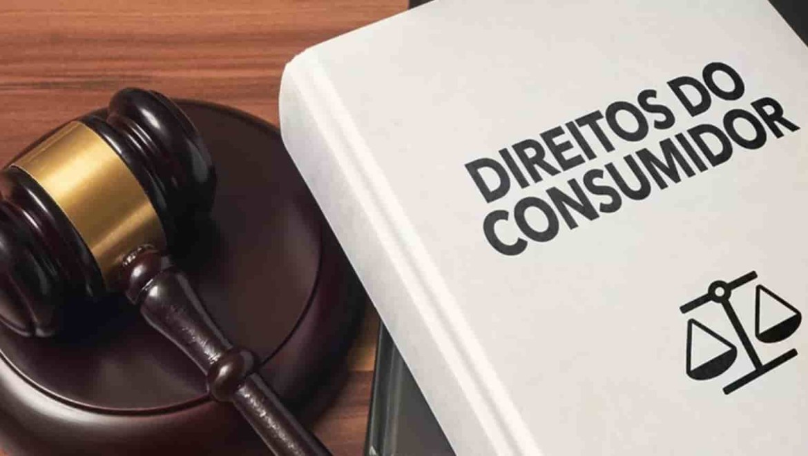 Um advogado sorri em frente a um dashboard em seu computador, que exibe diversos casos de direito do consumidor sendo gerenciados por um sistema de IA, com status de "petição gerada" e "notificação enviada".