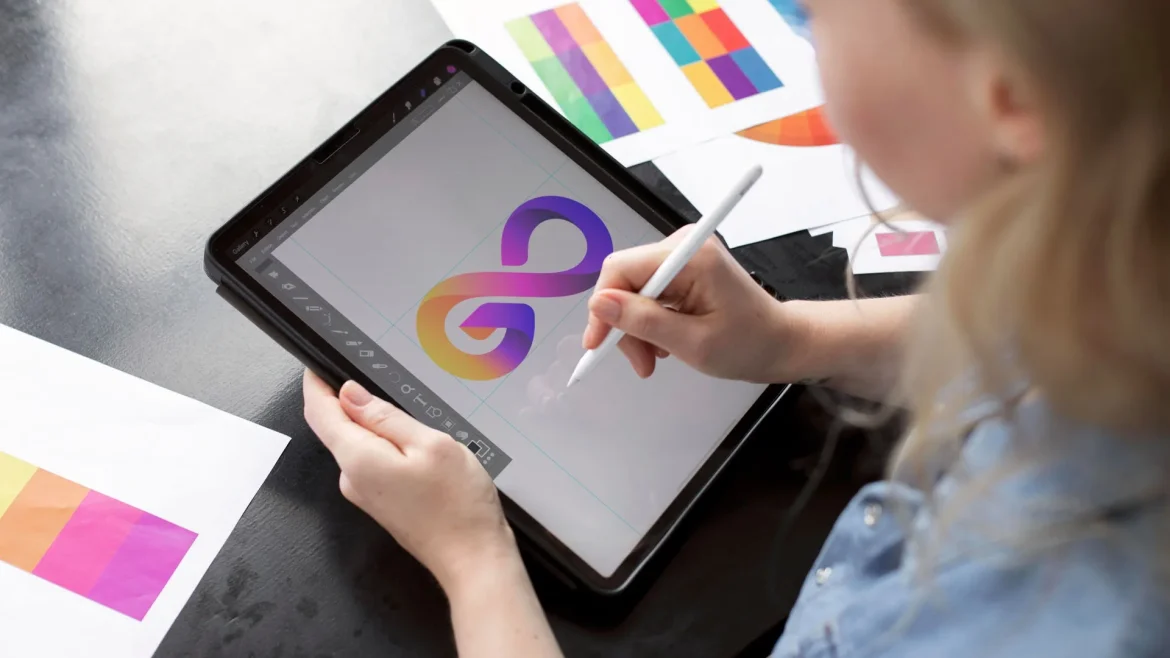 Uma empreendedora sorrindo em seu escritório enquanto finaliza o design de um logotipo profissional em seu tablet, ilustrando o processo de criação de logos com IA gratuita.
