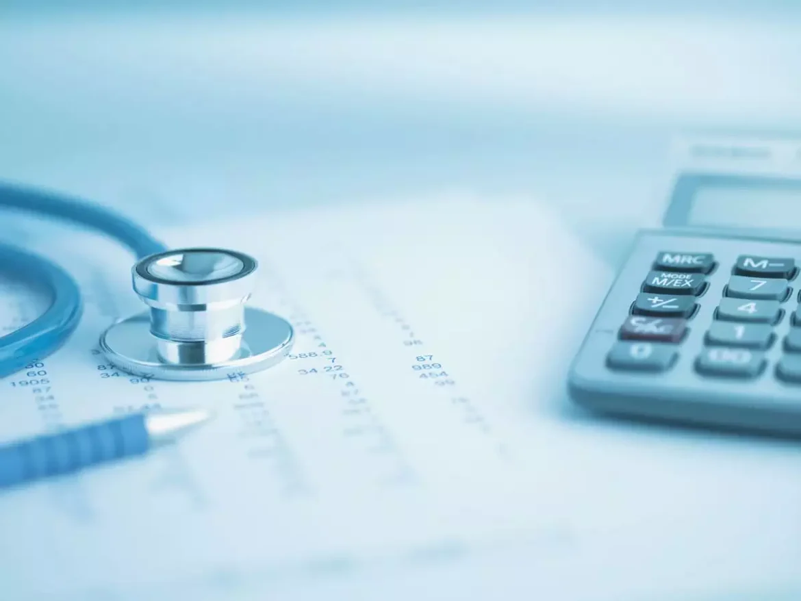 Uma pessoa olha para um tablet que mostra um diagnóstico financeiro gerado por IA, com um gráfico e uma lista de gastos a serem cortados, enquanto segura uma tesoura simbólica, pronta para otimizar suas finanças.