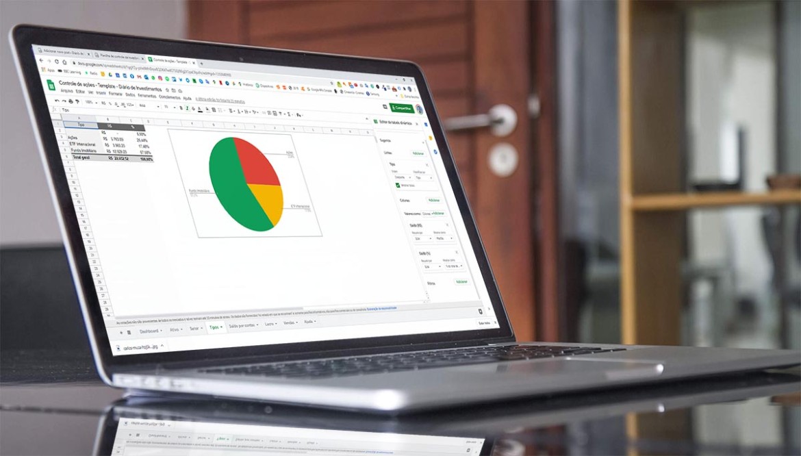 Um investidor olha com confiança para a tela de um laptop que exibe uma planilha de investimentos automática, com gráficos e cotações em tempo real, criada a partir de um prompt de IA.