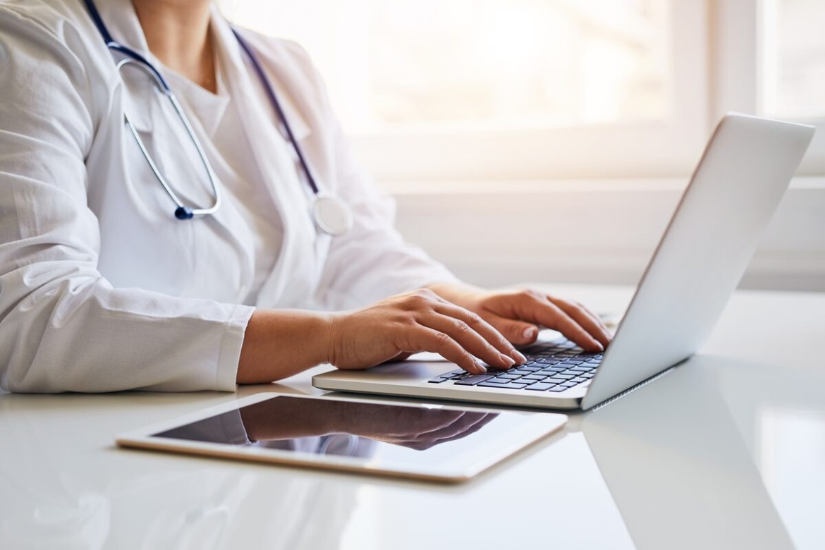 Médico em seu consultório, sorrindo enquanto usa um tablet para revisar um post de blog gerado por IA, ilustrando o uso de prompts para criar conteúdo de saúde.
