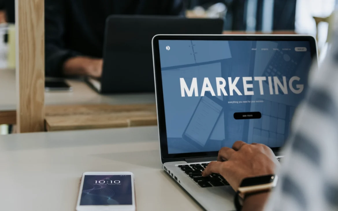 Afiliado digital em um home office, analisando um dashboard com gráficos de comissões em crescimento, com uma interface de IA ao lado, ilustrando o marketing de afiliados.