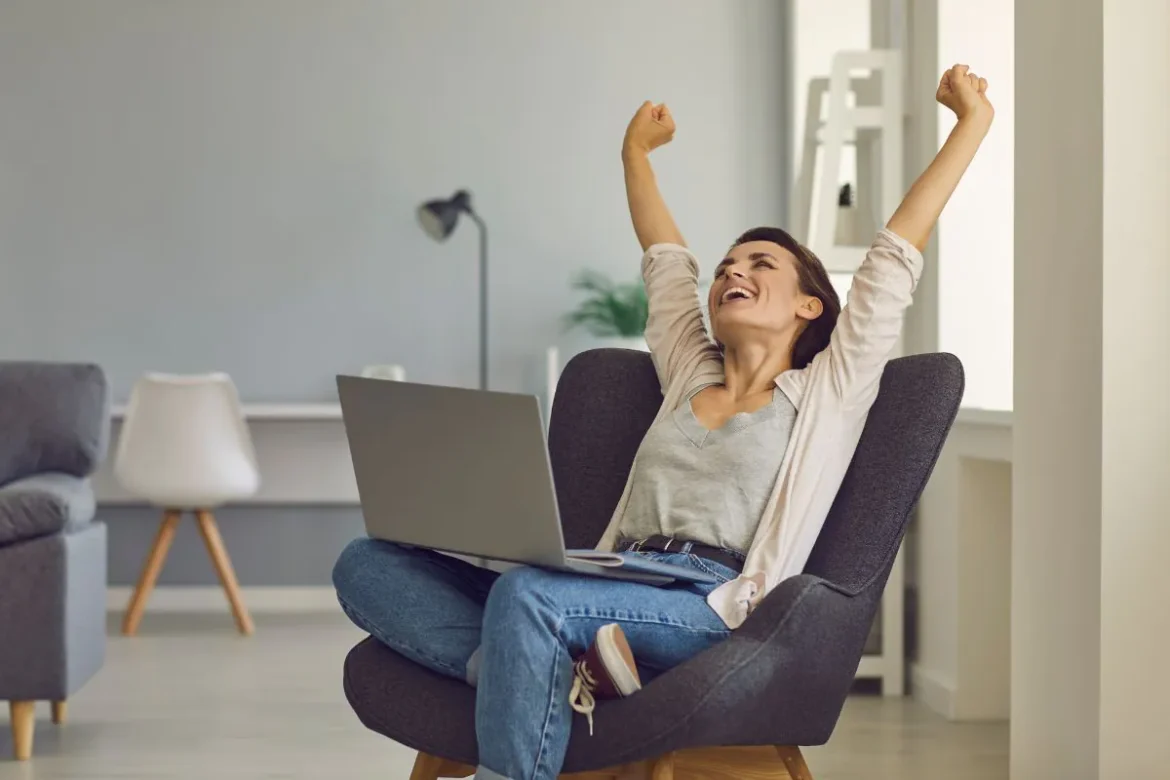 Profissional digital em frente a um computador que mostra vários canais de renda alternativos, ilustrando o uso de inteligência artificial para criar renda extra sem depender do Google.