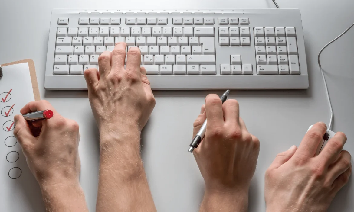 Ilustração de pessoa usando assistente virtual em smartphone, com gráficos de organização e produtividade.