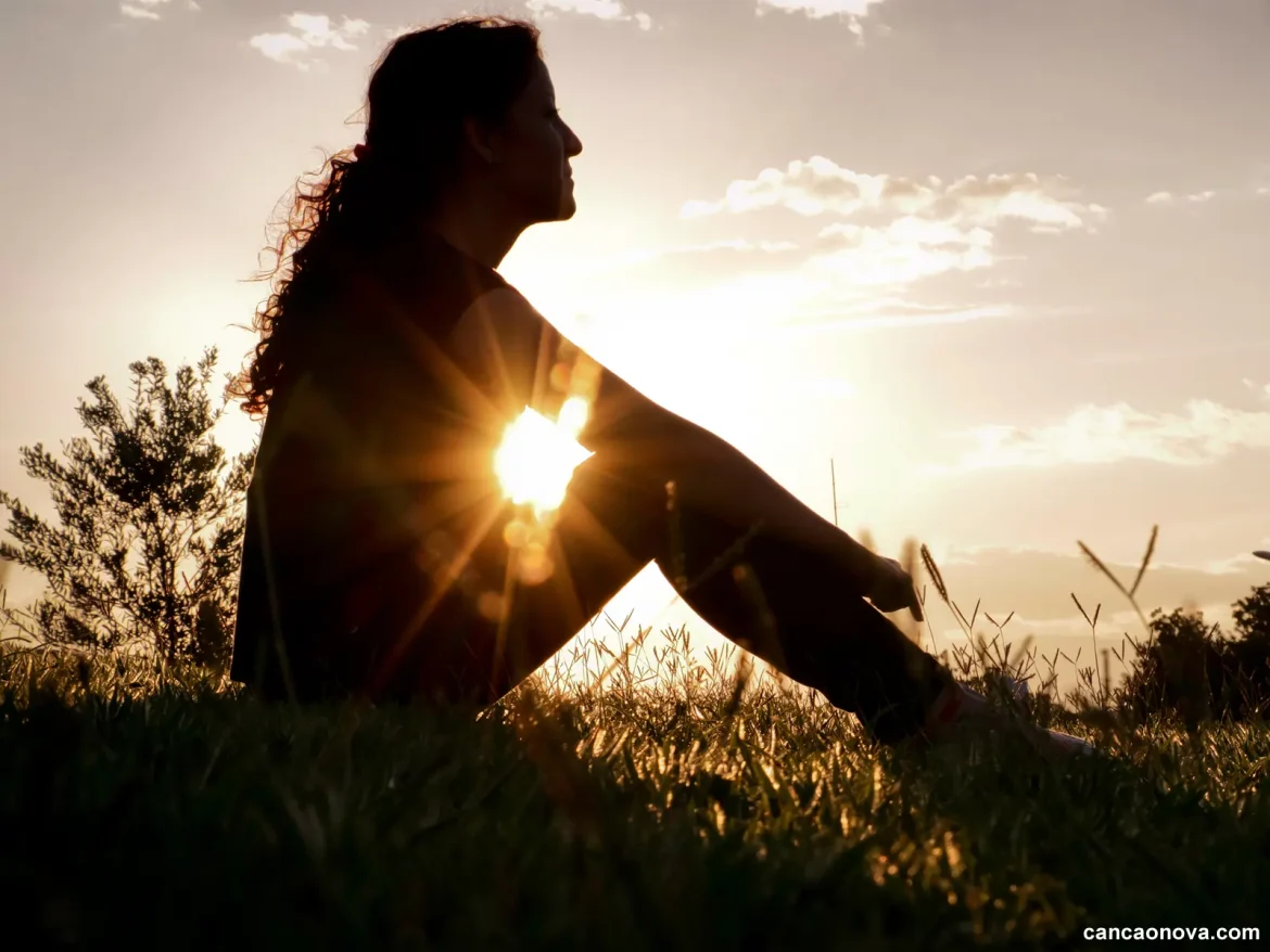 Mulher refletindo e explorando seu autoconhecimento guiada por inteligência artificial em um ambiente tranquilo.