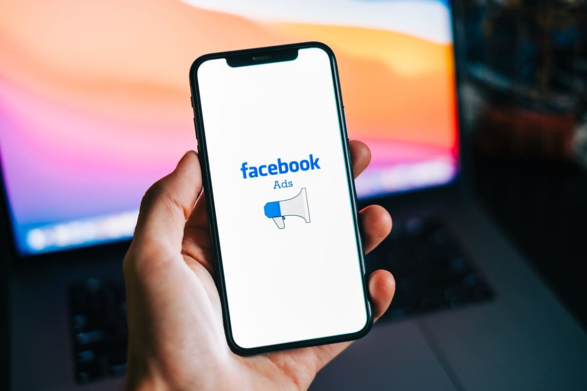 Interface do Gemini criando copy otimizada para Facebook Ads com resultados de performance