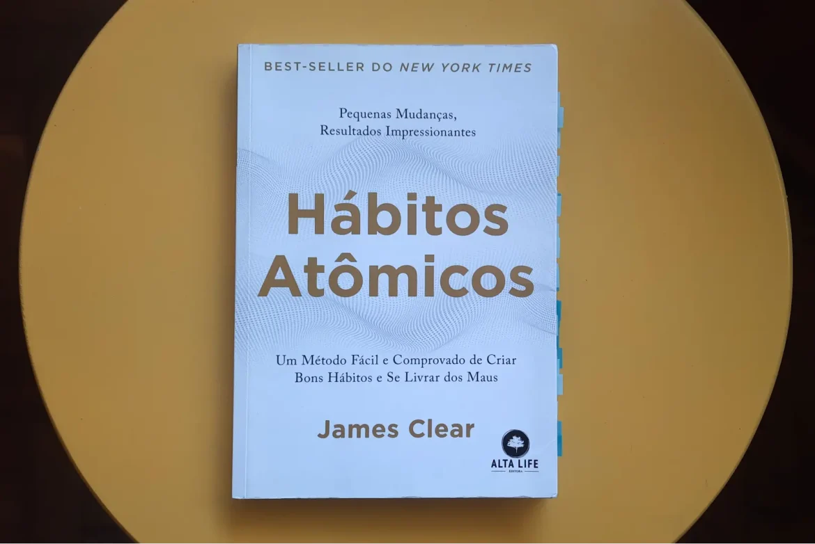Livro aberto com luz digital e circuitos representando prompts hábitos atômicos