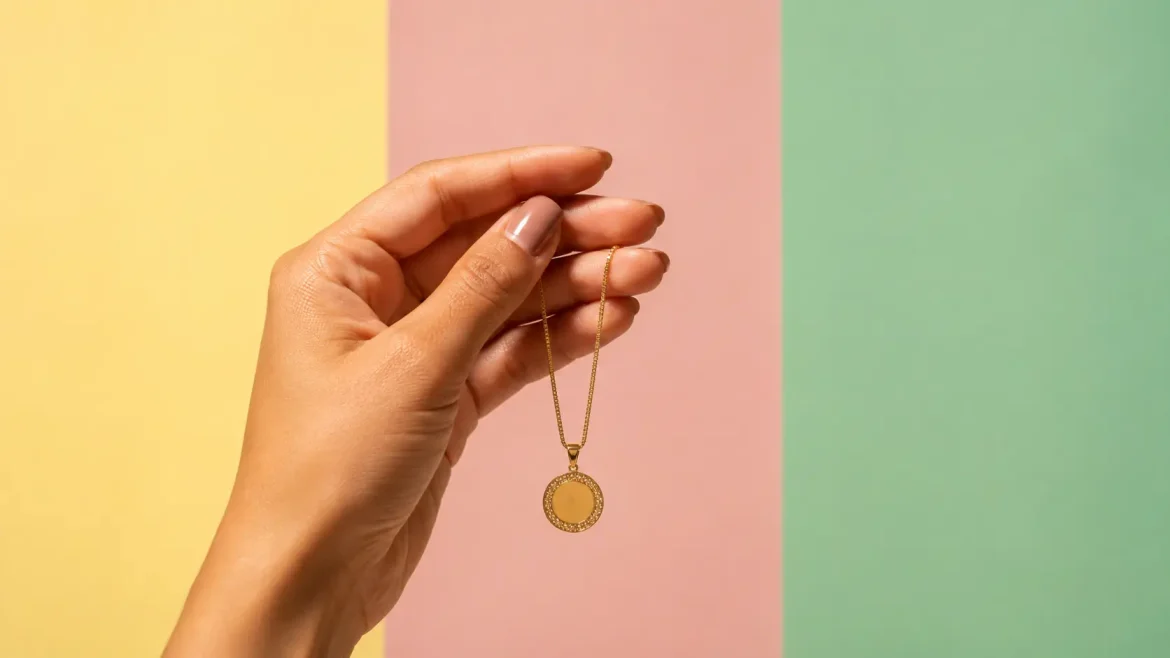 Mão com colar dourado sobre fundo pastel editorial campanhas beleza