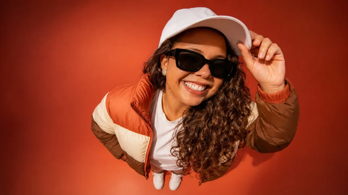 Retrato fisheye editorial óculos escuros boné jaqueta laranja retratos fisheye