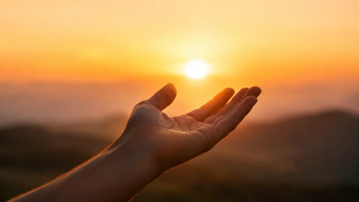 Mãos abertas ao amanhecer com luz dourada simbolizando rotina matinal.