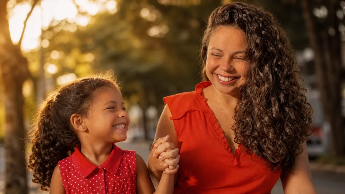 Ensaio de família em parque ao entardecer gerado por IA, todos sorrindo e andando de mãos dadas sob luz dourada, fundo de árvores com bokeh quente, estilo editorial