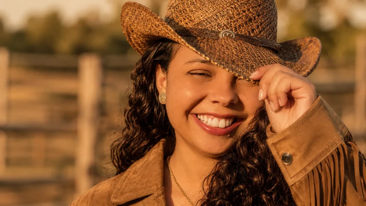 Jovem cowgirl em cerca de rancho pôr do sol golden hour prompts cowgirl western IA