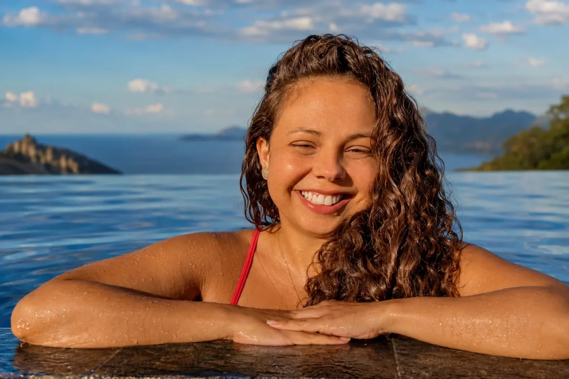 Família feliz em praia ao pôr do sol gerada com fotos de férias com IA