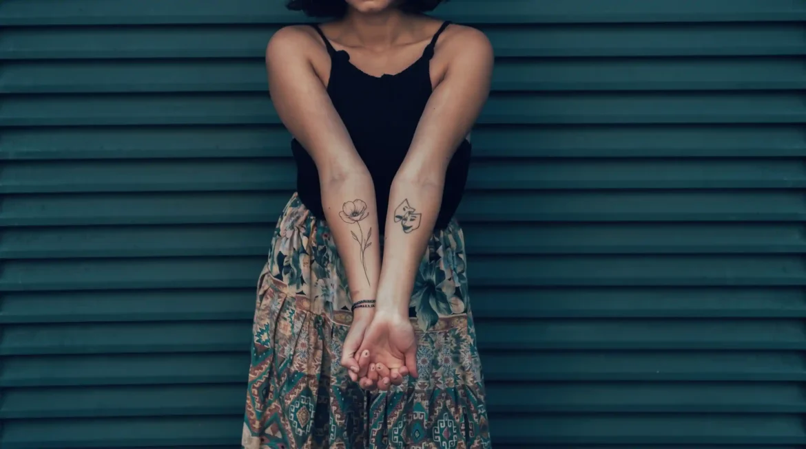 30 prompts em inglês para desenhar tatuagens únicas no Gemini: traço fino, new school, blackwork e aquarela. Use sua foto como referência. Copie e cole.