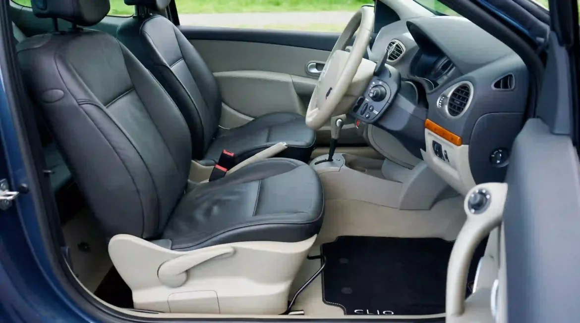 20 prompts em inglês para testar cores de estofado de couro no Gemini usando a foto do interior do seu carro. Neutros, quentes, frios, bicolor e premium.