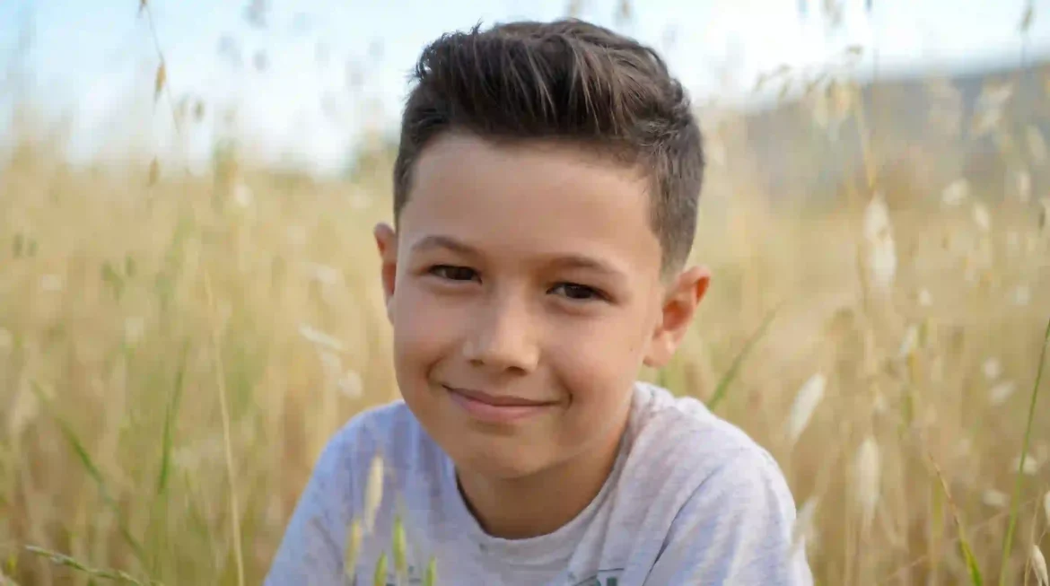 25 prompts para simular corte de cabelo masculino infantil no Gemini com a foto do seu filho. Crew cut, fade, quiff e mais. Veja antes de cortar. Copie e cole.