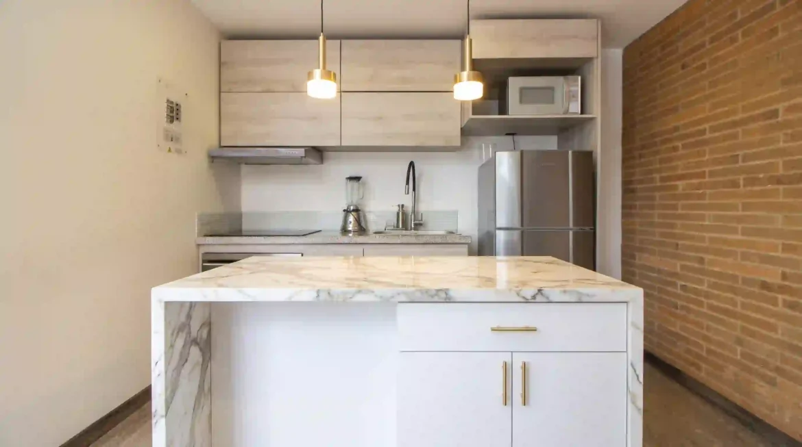 20 prompts para simular cozinha com ilha em mármore no Gemini usando foto do espaço. Calacatta, Nero Marquina e compacta. Veja antes de reformar.